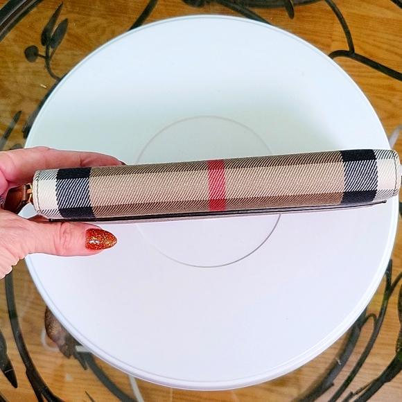 Like New Burberry House Check Derby Leather Elmore Wallet - Picture 7 of 12